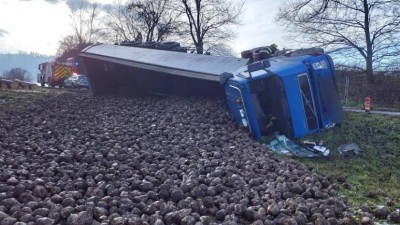 Kamion skončil převrácený na boku, náklad se vysypal. Nehoda omezila provoz na komunikaci