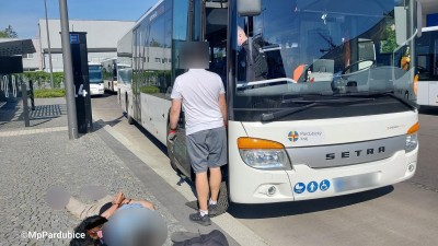 Muž se psem nastoupil do autobusu, pes neměl n&aacute;hubek a muž nehodlal za j&iacute;zdu platit