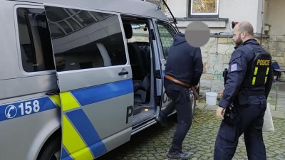 VIDEO: Zásahovka zadržela podezřelé ze sérií vloupání v půlce republiky