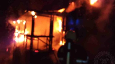 Pět hodin likvidovali hasiči rozsáhlý požár chaty v Turkovicích, moc z ní nezbylo