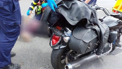 Motorkář měl při smůle i štěstí. Střetl se s autem u hasičské stanice, tak se mu dostalo rychlé první pomoci