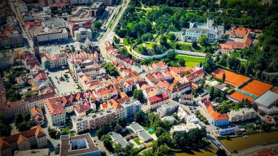 Rozpočet Pardubic na rok 2026: T&eacute;měř 2 miliardy korun půjdou do investic do &scaron;kolstv&iacute;, dopravy, soci&aacute;ln&iacute;ch služeb, bydlen&iacute; i&nbsp;veřejn&eacute;ho prostoru