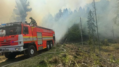 Pět stovek hasičů z několika krajů, včetně Pardubick&eacute;ho, bojuje již od soboty s velk&yacute;m pož&aacute;rem lesa v N&aacute;rodn&iacute;m parku Česk&eacute; &Scaron;v&yacute;carsko