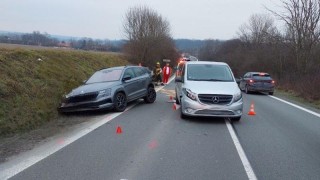 Tři auta se srazila u Stradouně. Účastníkem nehody bylo i dítě