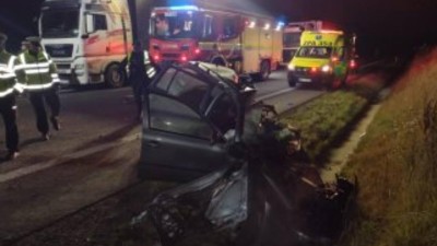 Osobní vůz srážka s kamionem doslova zmuchlala, jeho řidič utrpěl fatální zranění