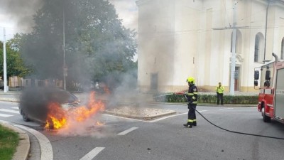 Ohlédnutí za včerejším požárem vozidla v Lázních Bohdaneč, žena si zrovna vyzvedla auto v servisu