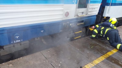 Lokomotiva začala hořet, ve vlaku byli cestující. Kolej, na které stojí v Uhersku souprava, je nyní mimo provoz