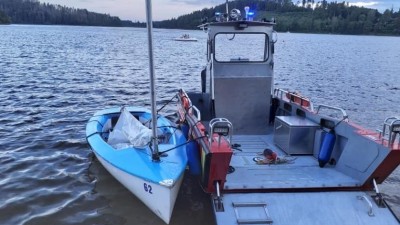 Záchrana na vodní hladině: Silný vítr převrátil plachetnici s posádkou na Sečské přehradě