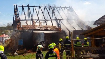 V&nbsp;obci Hlubok&aacute; na Chrudimsku hořela stodola, hasiči se soustředili i na ochranu přilehl&eacute;ho rodinn&eacute;ho domu