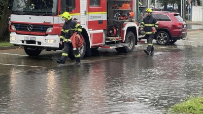 Už je to tu, hasiči v Pardubicích řeší první případ velké vody