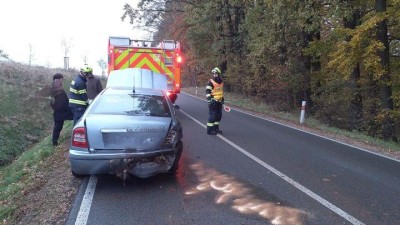 Auto projelo u Rudoltic příkopem a následně se vrátilo pochroumané zpět na silnici