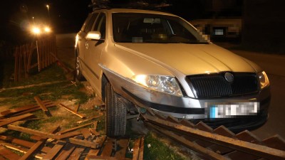 D&iacute;vka nezvl&aacute;dla ř&iacute;zen&iacute; a zničila plot před rodinn&yacute;m domem, nad&yacute;chala 1,87 promile