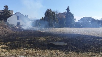 Lidé začínají vypalovat trávu, za poslední tři dny ví hasiči o třech větších požárech