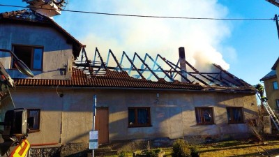 Rodinn&yacute; dům v obci Krouna při&scaron;el po pož&aacute;ru o střechu