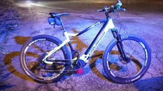 Řidič autem srazil cyklistu, na místě nezastavil a pokračoval v jízdě dál