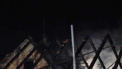 Elektrick&yacute; kotel vzpl&aacute;l, chytla i střecha rodinn&eacute;ho domu. Pož&aacute;r způsobil &scaron;kodu čtyři miliony korun