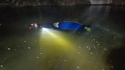 Po nehodě skončilo auto v řečišti Chrudimky
