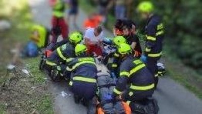 Muž spadl ze zdi hlavou přímo na silnici v Osíku, do nemocnice ho transportoval vrtulník