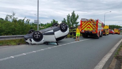 Auto skončilo na střeše na sjezdu u dálnice v Opatovicích nad Labem