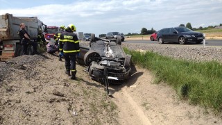 Hrozivě vypadající nehody zaměstnaly záchranáře. Dodávka skončila ve stromě, osobní automobil na střeše