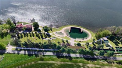 Nov&yacute; biotop nab&iacute;dne v&iacute;c než jen koup&aacute;n&iacute;. Lan&scaron;kroun s&aacute;z&iacute; na kvalitn&iacute; veřejn&yacute; prostor. Otevřen by měl b&yacute;t je&scaron;tě letos