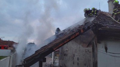 Oheň pod přístřeškem u rodinného v domu v Pardubicích se rozšířil i na střechu