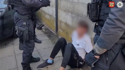 VIDEO: Řidič ujížděl policistům v kradeném vozidle. Honička skončila nehodou