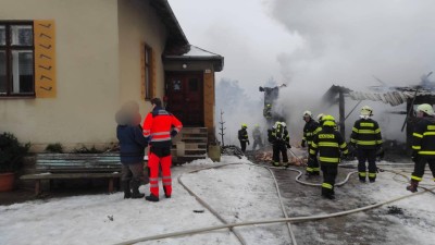 V Opatovci se vzňala kůlna se zvířectvem, starým nábytkem, dřevem a uloženými tlakovými nádobami