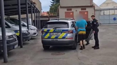 VIDEO: Převáželi kradené auto, značky vyměnili, i tak neušli pozornosti policistům