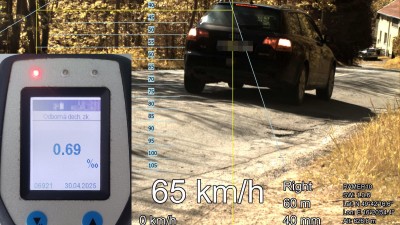 Měl blokovaný řidičák, ale dal si pivo a usedl za volant. S rychlostí si hlavu nelámal a ještě policistům způsobil déjà vu