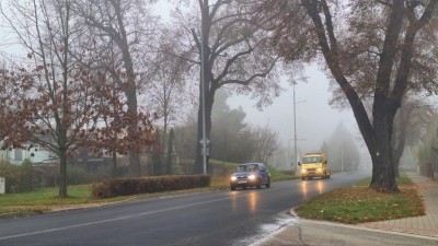 Náš kraj zahalila hustá mlha, silničáři na Martina začali se zimní údržbou