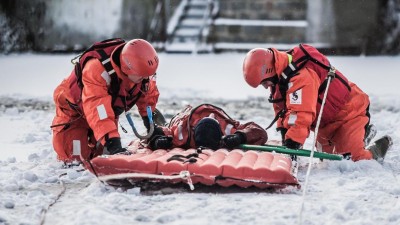 Nejen v bazénu, ale i na zamrzlých vodních plochách hasiči trénují záchranu tonoucí osoby