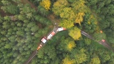 V jednom z lesů v Klášterci nad Orlicí se pohybovali záchranáři z Pardubického kraje