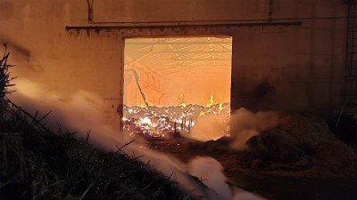 Čtrnáct hasičských jednotek se sedmnácti kusy techniky likvidovalo velký požár skladu slámy v Červené Vodě