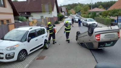 V Jankovicích se střetla dvě auta, jedno skončilo na střeše