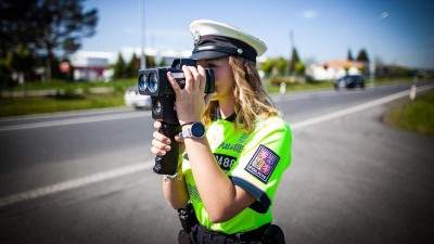 Prázdniny končí, na silnicích buďte opatrní. Nejen kvůli zvýšenému počtu policejních dopravních hlídek