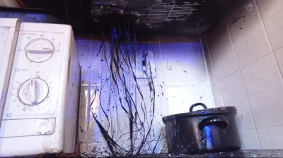 Senior na hašení plamenů šlehajících z pánve použil vodu, rozpálený olej se rozletěl po bytě a muže popálil