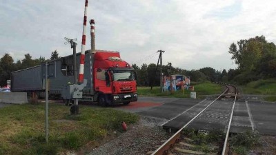 Obrazem: Kamiony se srazily u železničního přejezdu a zablokovaly tím provoz na silnici i železnici