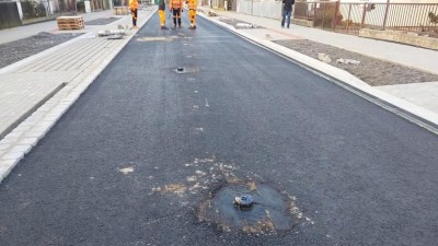 Řidič nerespektoval zákaz a vjel na silnici v rekonstrukci. Způsobil tím značnou škodu