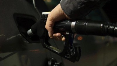 Ceny za pohonné hmoty klesají a zlevní také v prvním týdnu nového roku. V roce 2022 ale hrozí, že se zdraží na 40 korun za litr