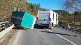 Dodávka převážející v přívěsu močovinu havarovala u Sebranic. Přívěs skončil na boku
